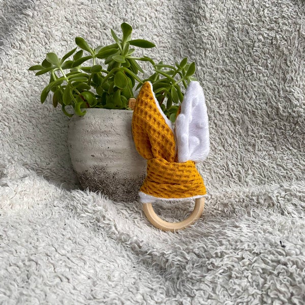 Bijtring okergeel met minky fleece