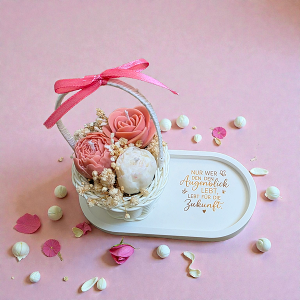 Körbchen mit Kerzenstrauss und Tablet mit Spruch