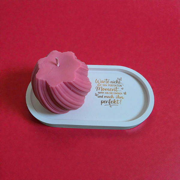 Tablet mit Spruch und Zwirbel Kerze in Rosa ohne Duft