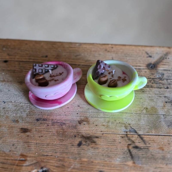2er Set Gipstasse in Rosa und Gelb mit leichtem Schokoduft
