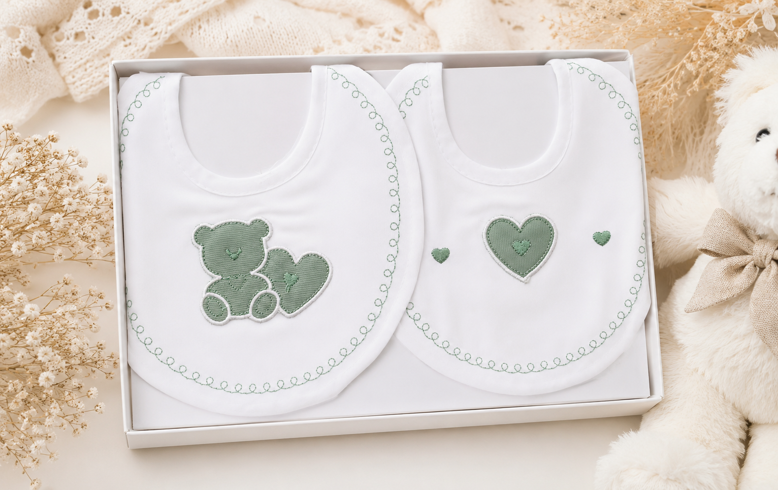 🎁 2er Set Baby-Lätzchen mit Bärchen & Herz – Weiß/Salbeigrü