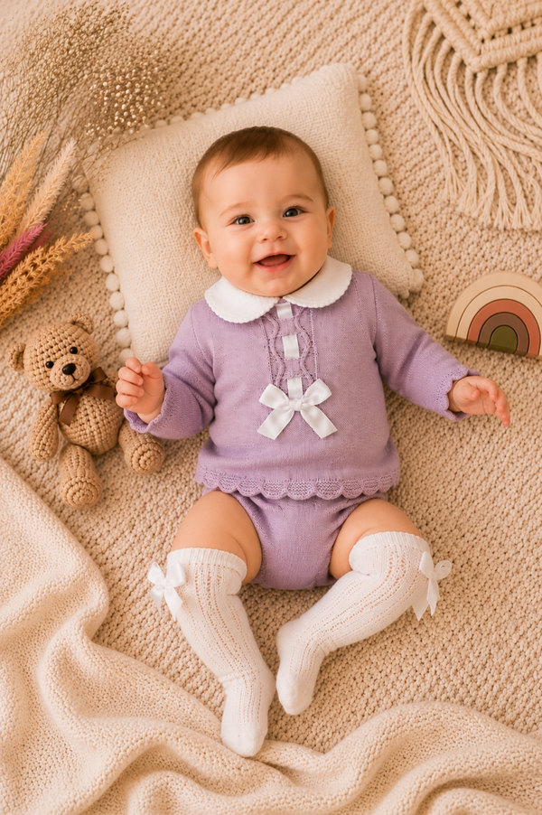 Gestricktes Baby-Set in zartem Fliederton
