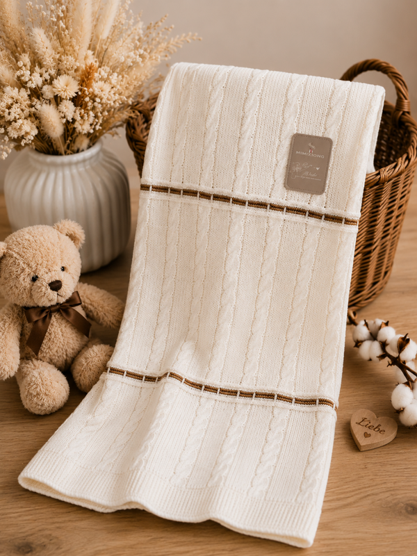 Kuschelige Baby-Strickdecke in Creme mit Zopfmuster