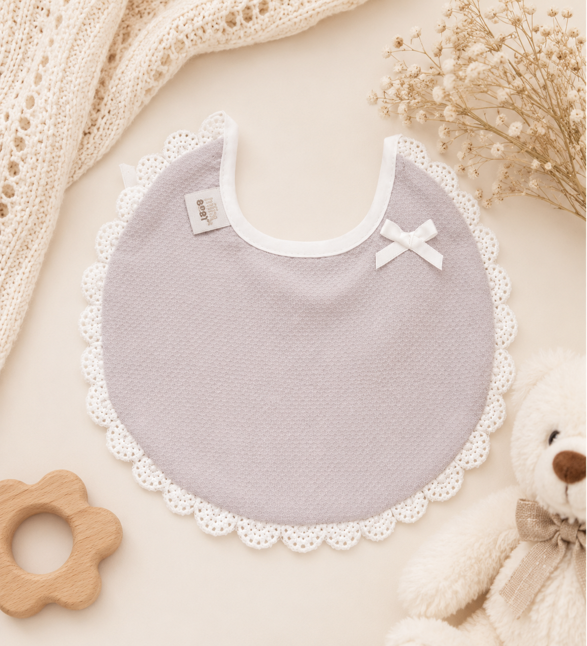 Elegantes Baby-Lätzchen mit Spitze & Schleife – Grau-Weiß