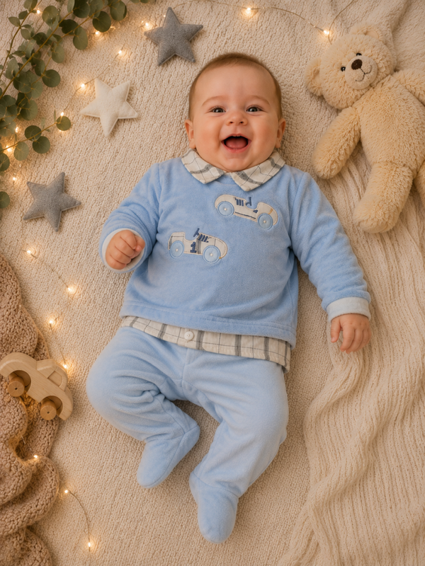 Kuscheliges Baby-Set mit Rennwagen-Motiv in Hellblau Chenille