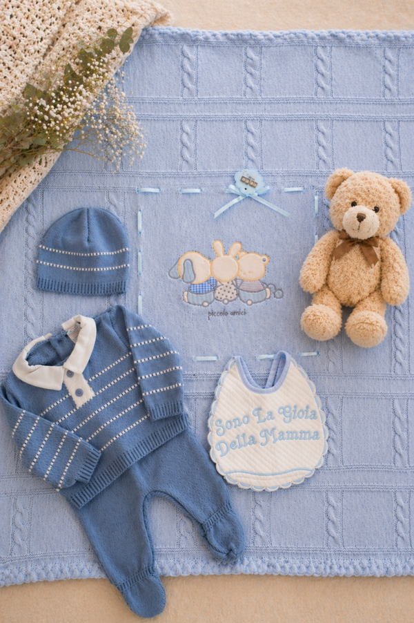 Baby Geschenkset „Kuschelige Träume“ – Decke, Outfit & Lätzchen in zartem Blau