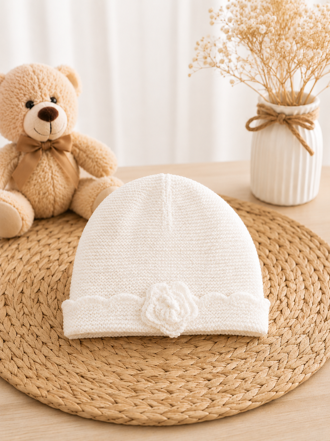 Weiße Baby Strickmütze mit Blume – Elegante Erstlingsmütze für Mädchen