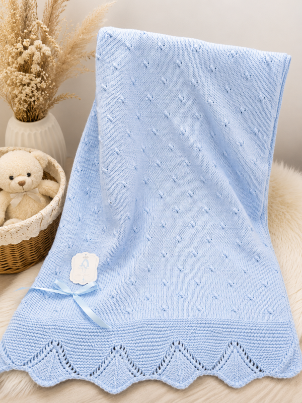 Weiche Strickdecke mit dekorativem Wellenrand