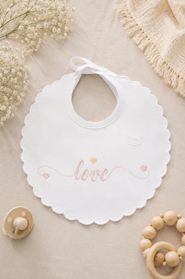 Baby-Lätzchen „Love“ – Liebevoll & Praktisch