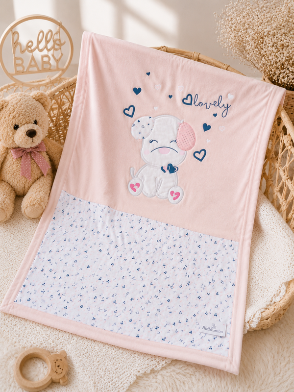 🌸 Leichte Baby-Sommerdecke „Lovely“ – Rosa Kuscheldecke mit süßem Hunde-Motiv