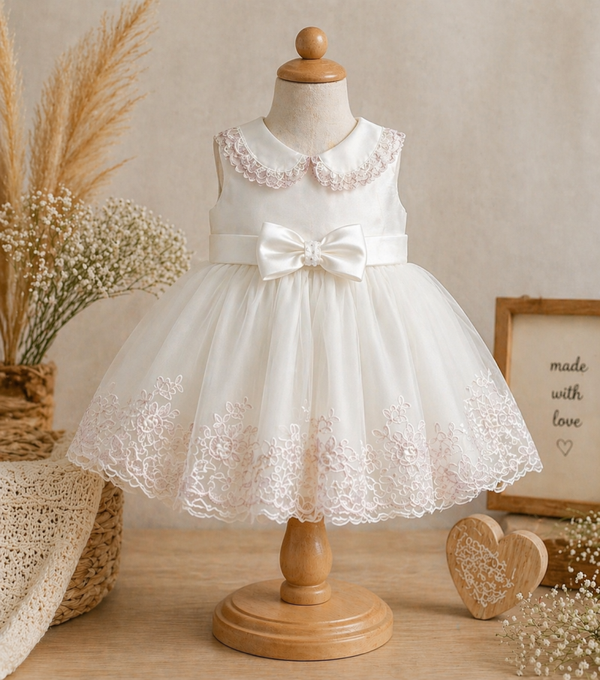 Romantisches Babykleid in Weiß mit Spitze, Tüllrock und Schleife