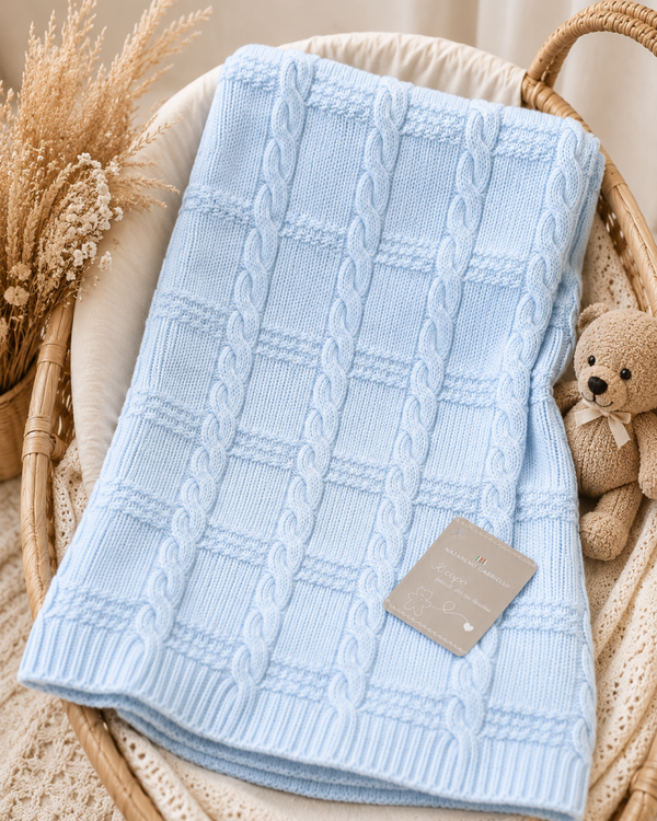 Baby- Strickdecke mit Zopfmuster in Hellblau