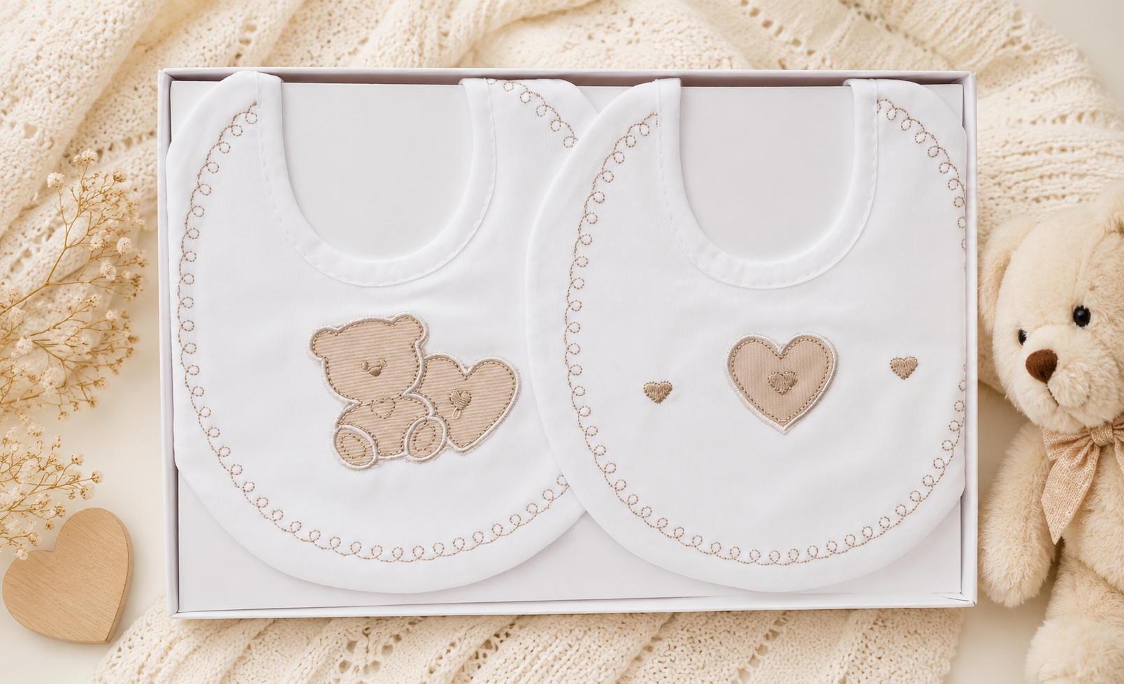 2er Set Baby-Lätzchen mit Bärchen & Herz – Weiß/Beige
