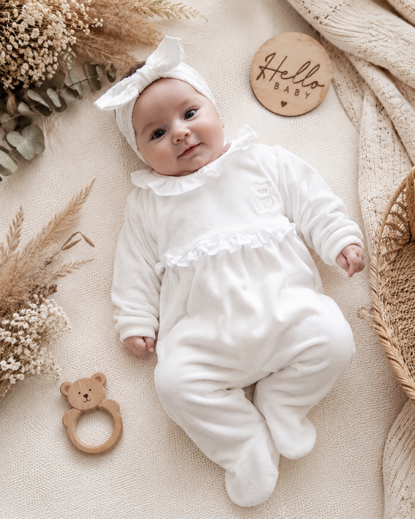 Baby Strampler mit Rüschenkragen in Cremeweiß