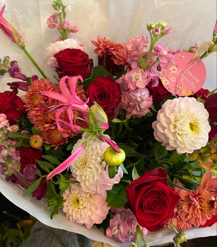 Boeket seizoensbloemen/Bouquet de fleurs de saison.