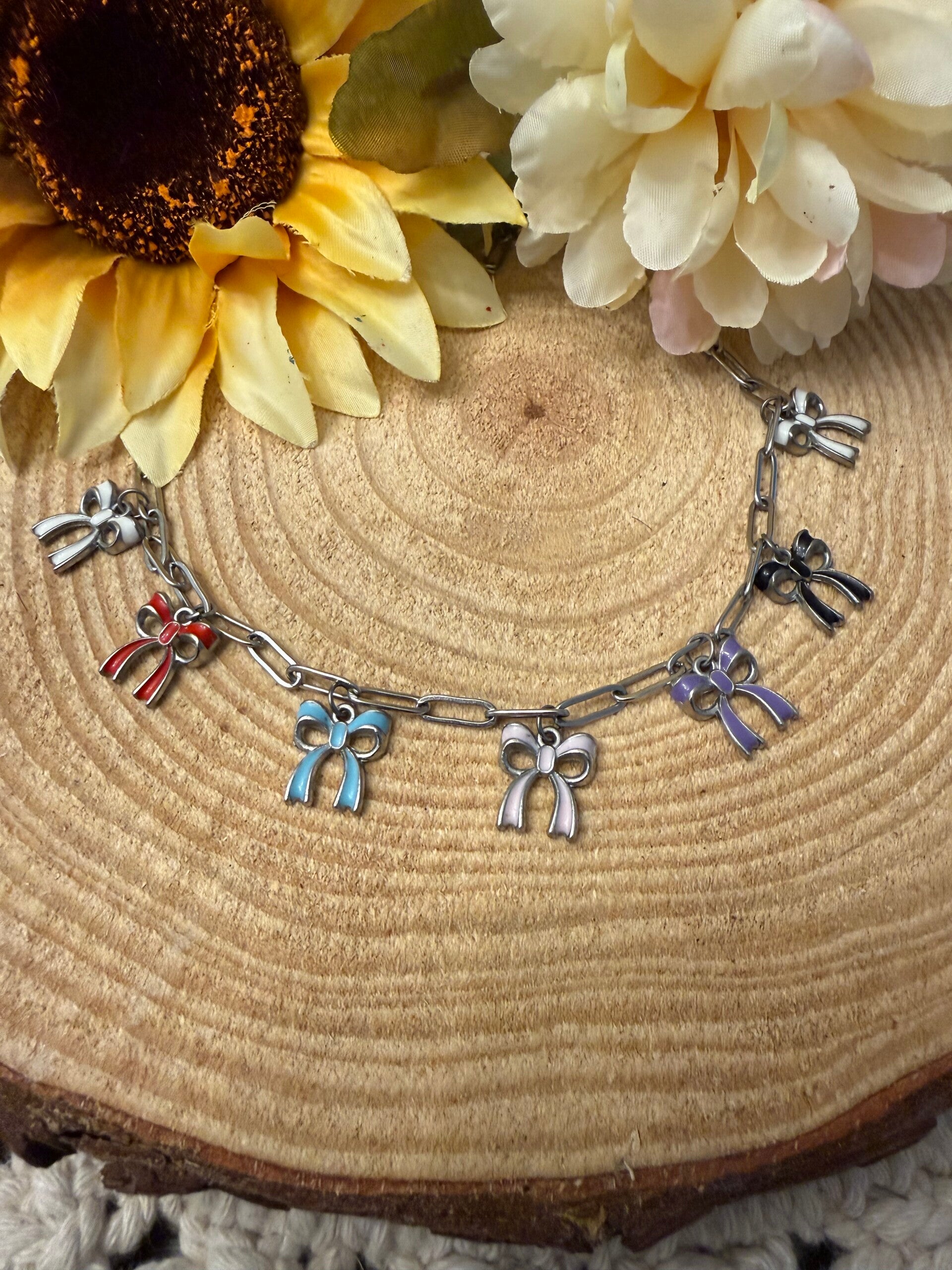 Bow necklace