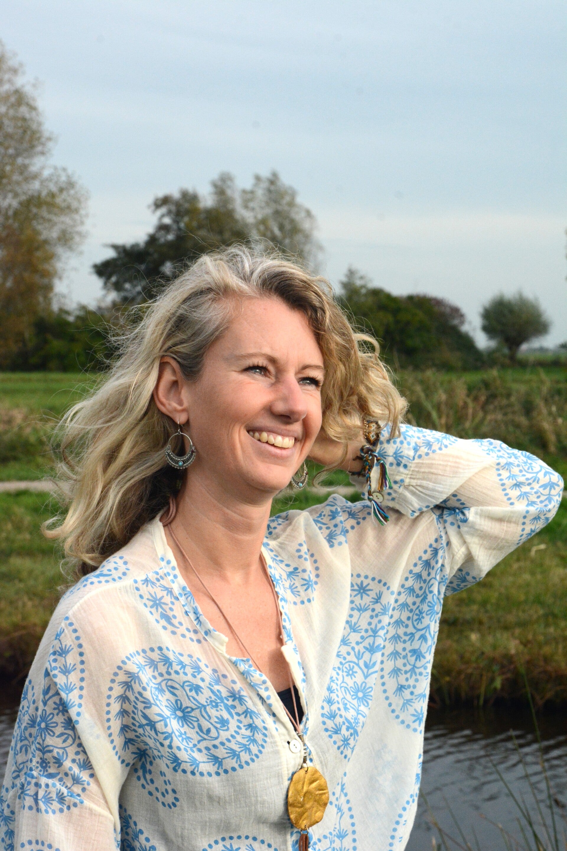 Lichter Leven coach Moniek Klop in natuur