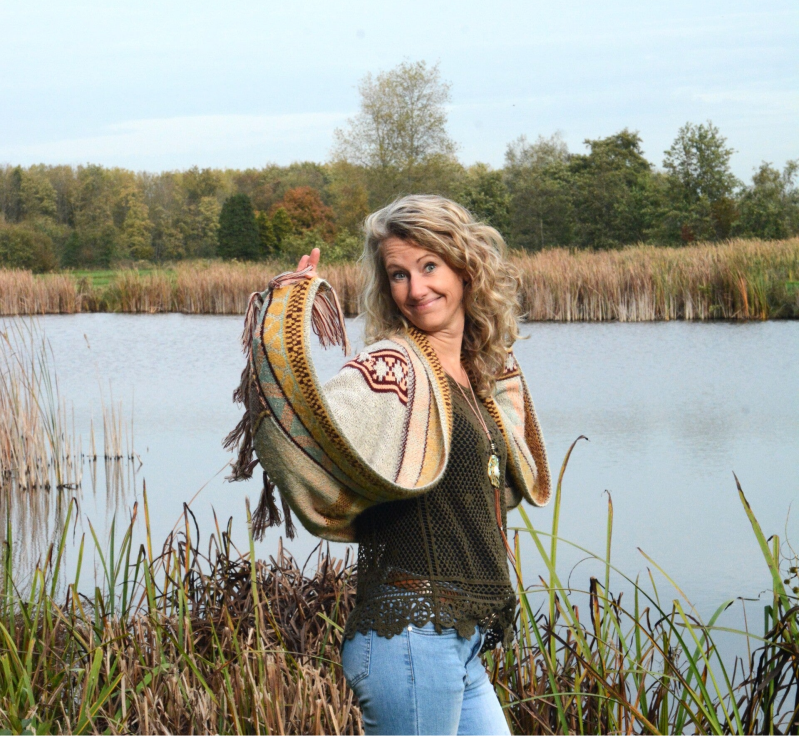 Holistisch coach Moniek Klop speels in de natuur