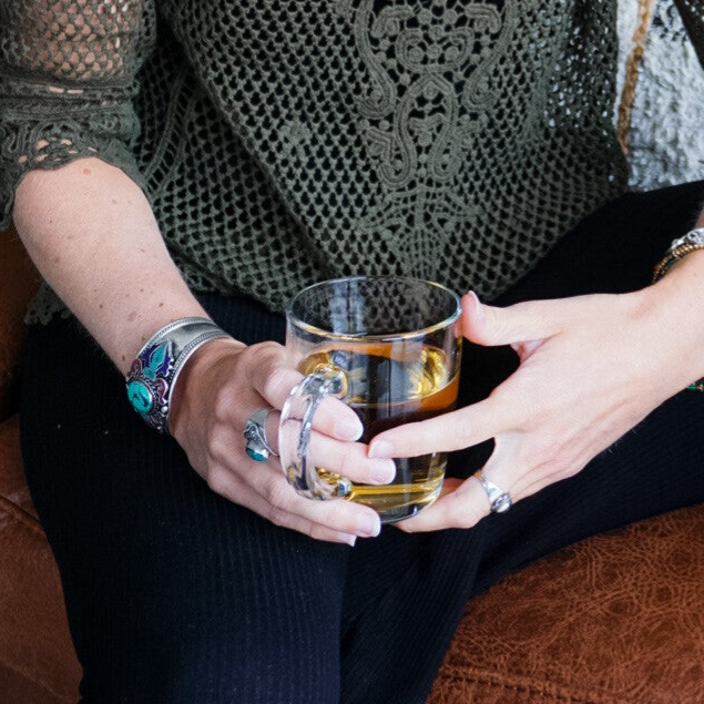 Handen Moniek Klop met bakkie thee