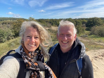 Moniek Klop en Perry Kuilboer in de duinen