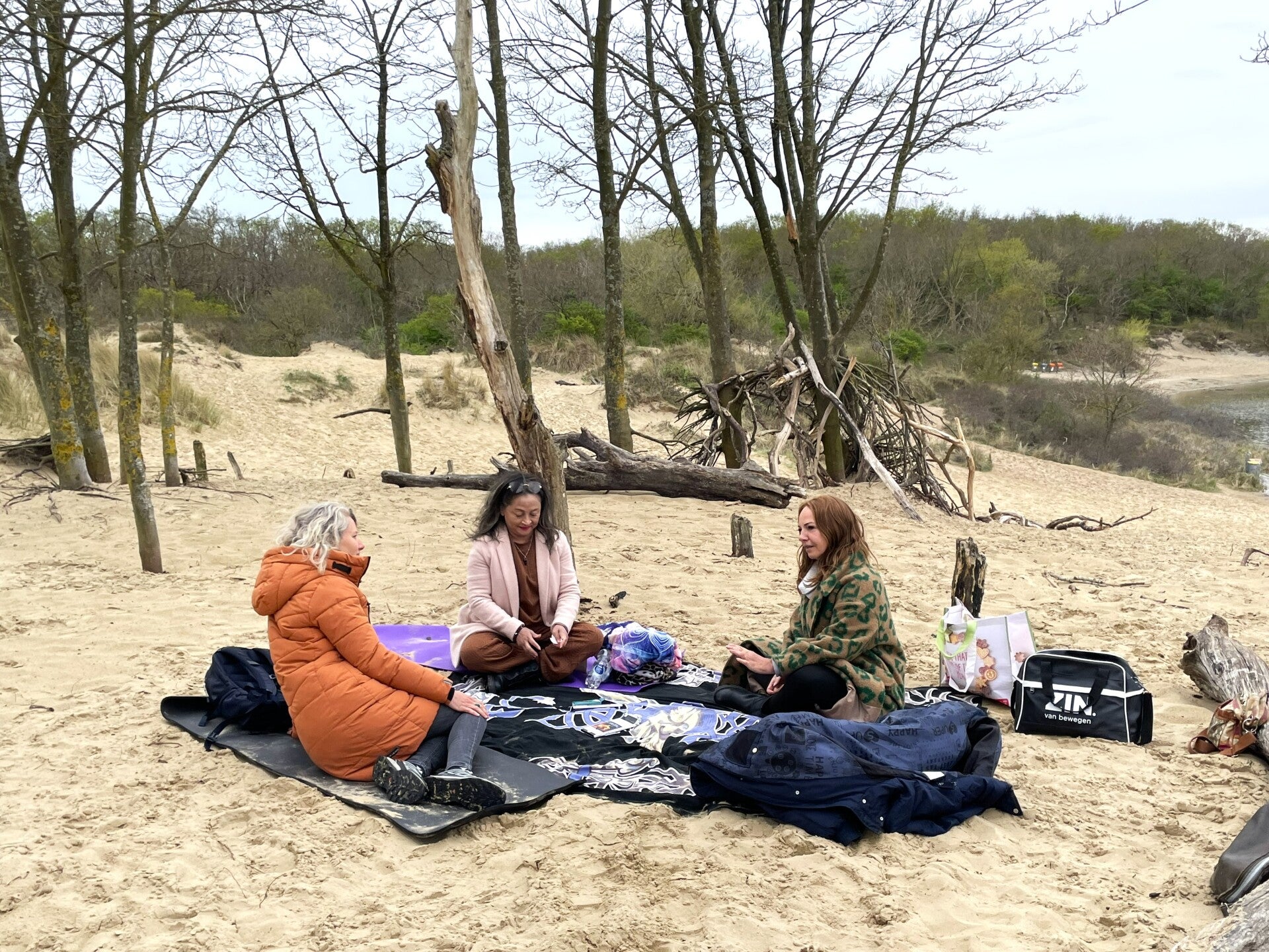 Moniek geeft transformatieve groepssessie in de duinen