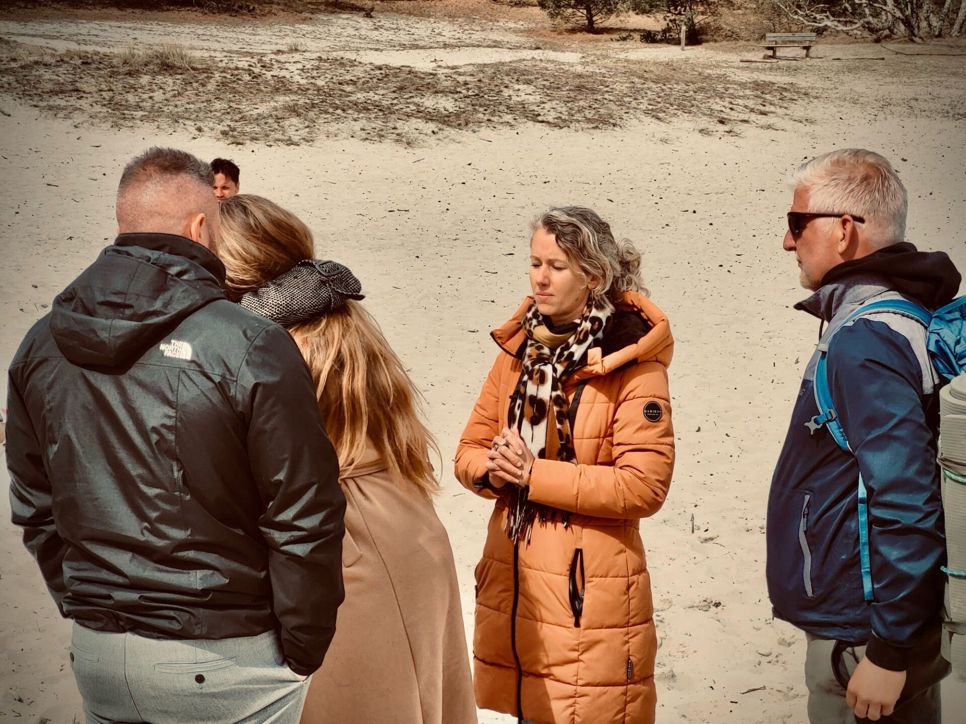 Moniek en Perry geven groepssessie in de duinen