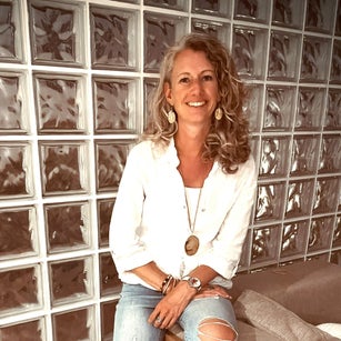 Transformatiecoach Moniek Klop zittend in bos