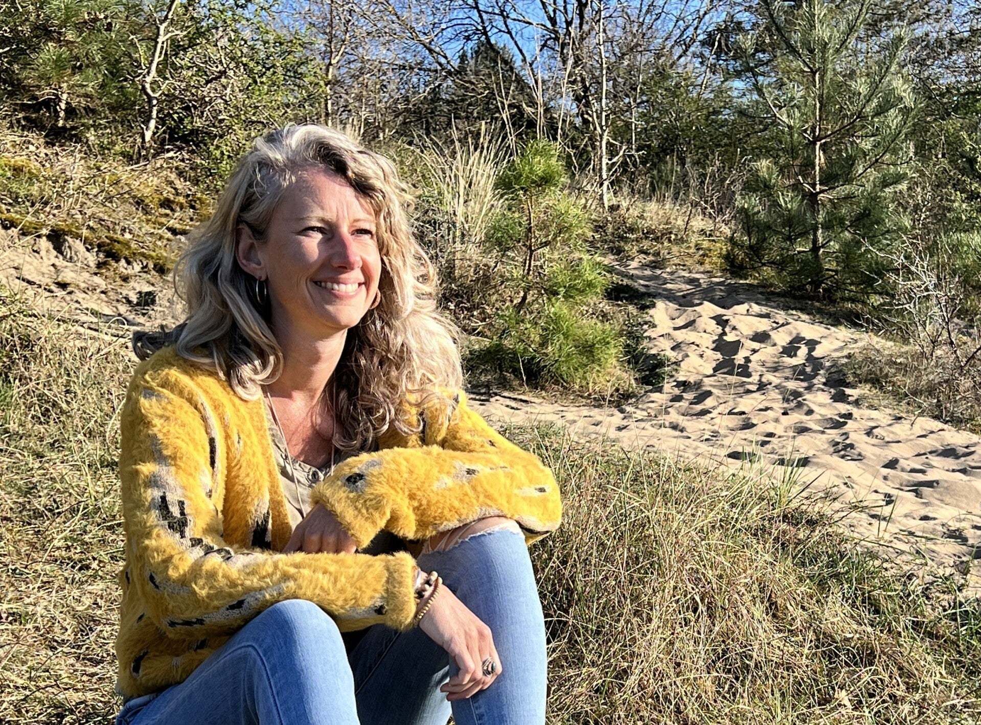 Moniek Klop zittend in de duinen