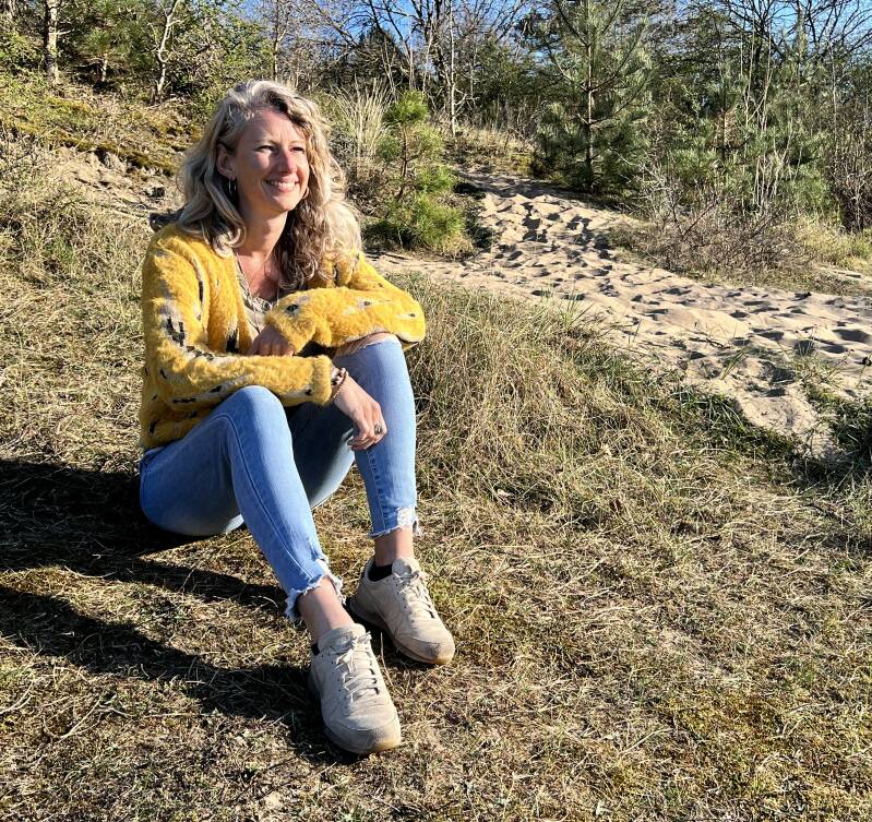 Moniek Klop zittend in de duinen