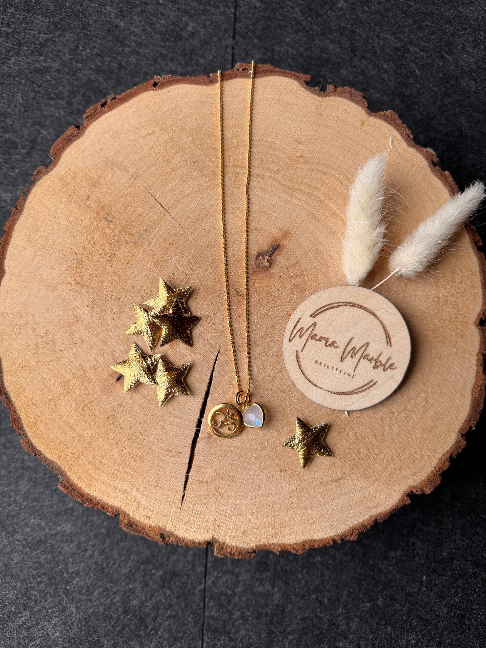 OM Herz Regenbogen Mondstein / Weiblichkeit