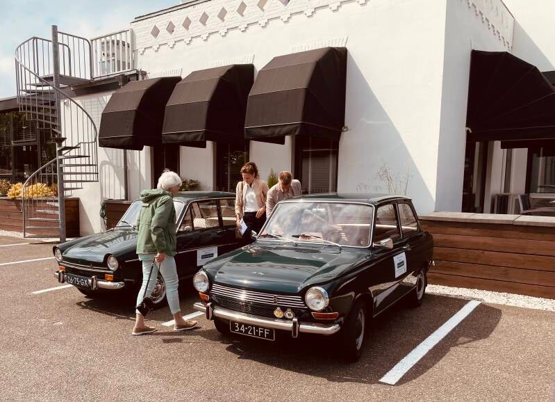 Bezoeker en klant van DAFhuren tijdens het arrangement DAF & Doen met een autopuzzelrit