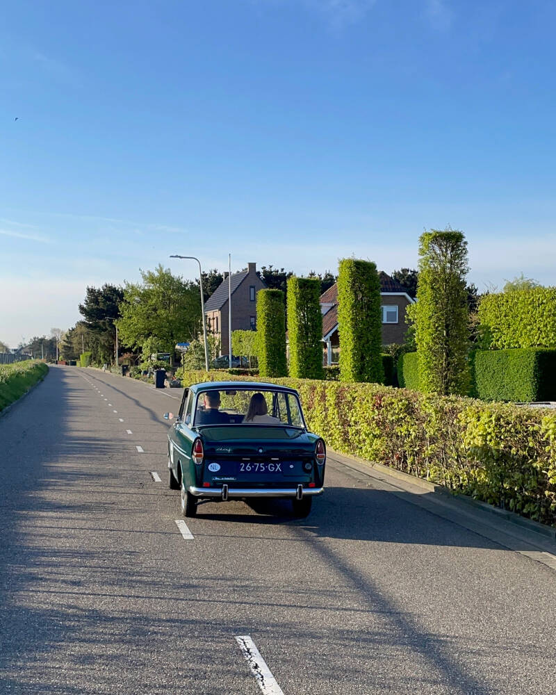 Klant van DAFhuren stapt in de oldtimer voor een autopuzzelroute