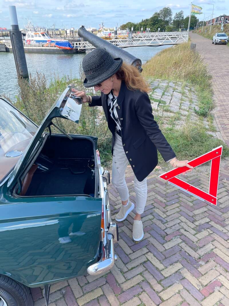 Bezoeker en klant van DAFhuren tijdens het arrangement DAF & Doen met een autopuzzelrit