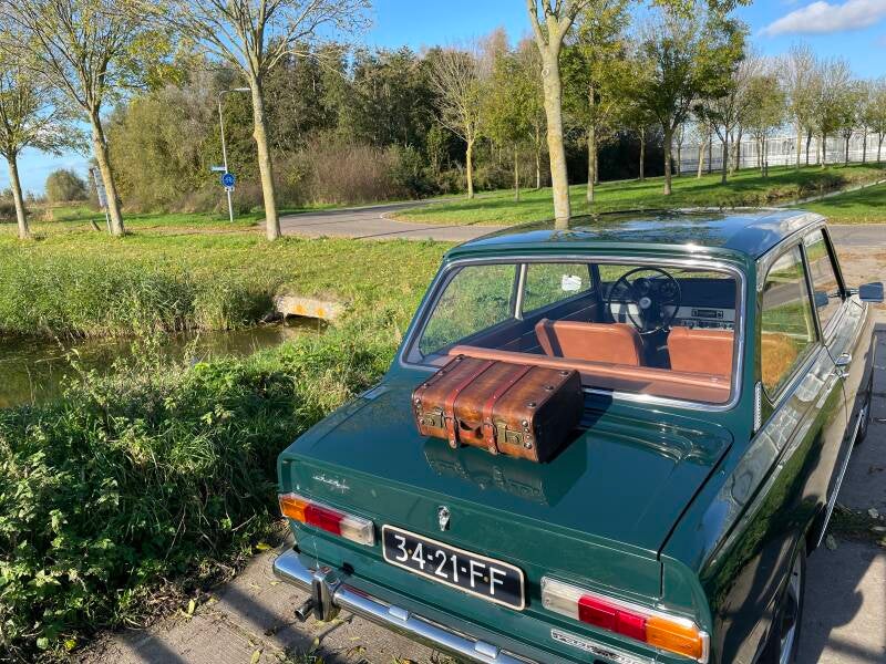 De Classic Car DAF met een vintage koffer op de achterklep. Aanrader en tip om op vakantie te gaan met een oldtimer in Zuid-Holland of Westland