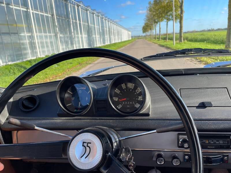 De Classic Car DAF met een vintage koffer op de achterklep. Aanrader en tip om op vakantie te gaan met een oldtimer in Zuid-Holland of Westland