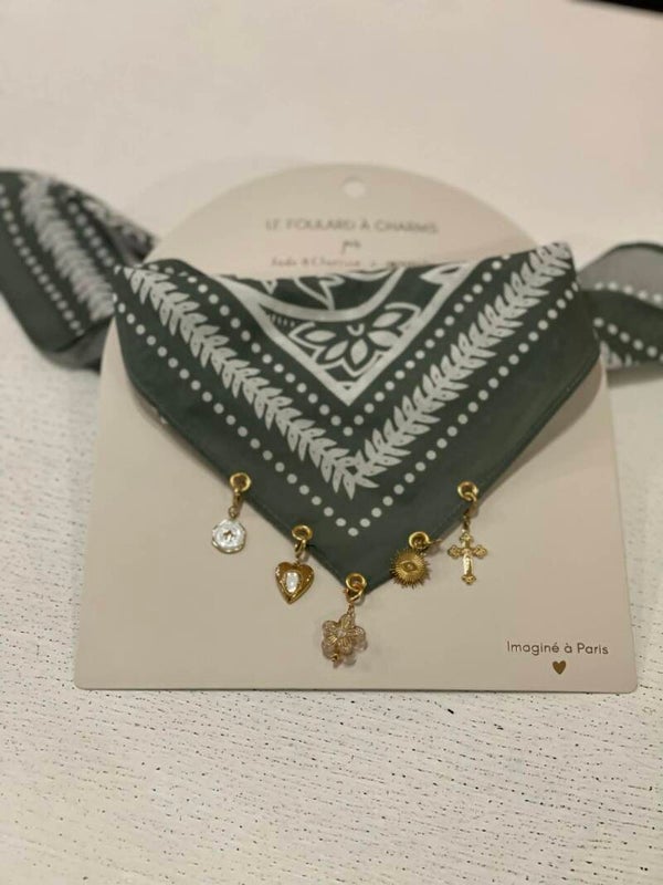 LE FOULARD A CHARMS