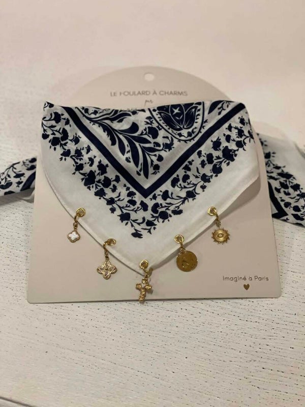 LE FOULARD A CHARMS