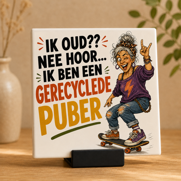 Ik oud? Nee hoor, ik ben een gerecyclede puber – Tegeltje 15 × 15 cm