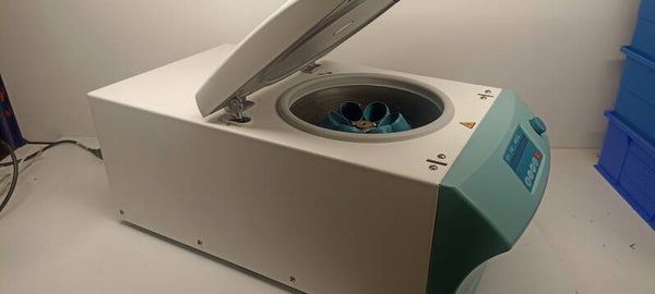 Centrifugeuse réfrigérante hettich Micro 220R.