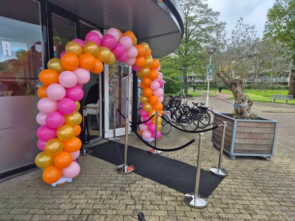 Loper met paaltjes en ballonboog
