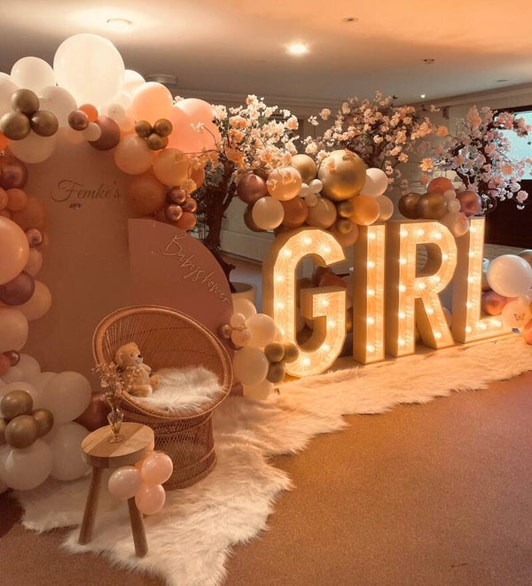 Girl licht letters