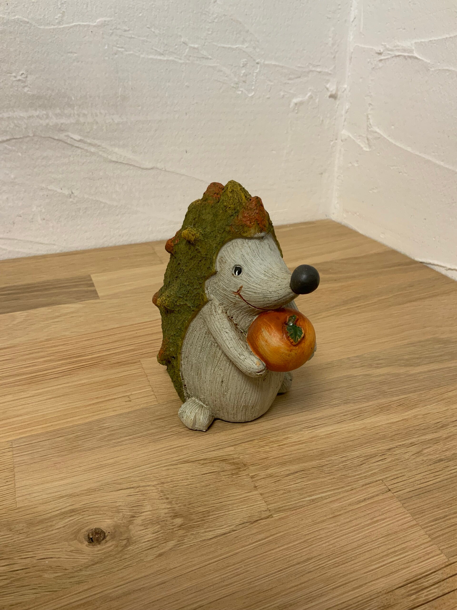 Hérisson vert avec sa pomme