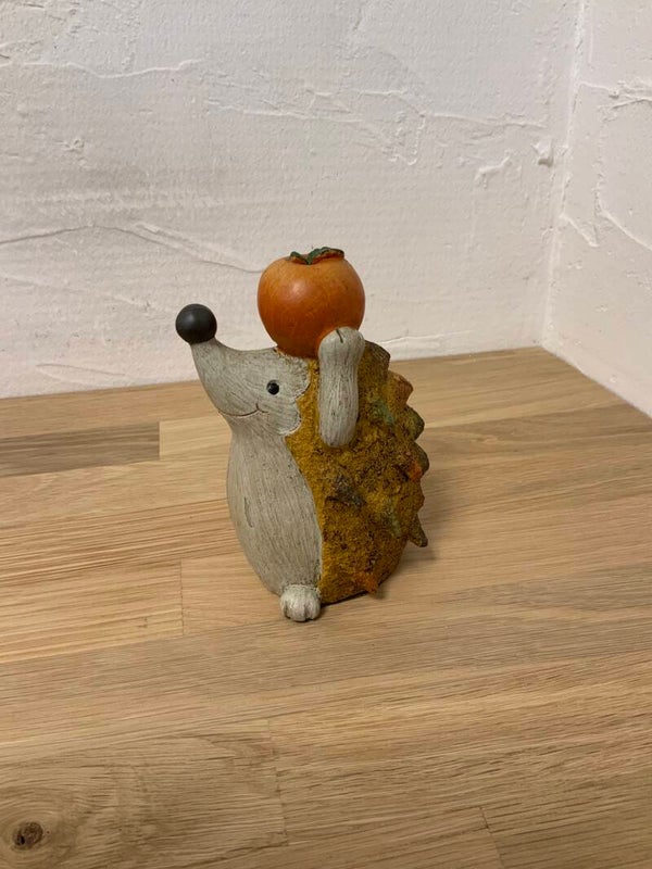 Hérisson orange avec sa pomme