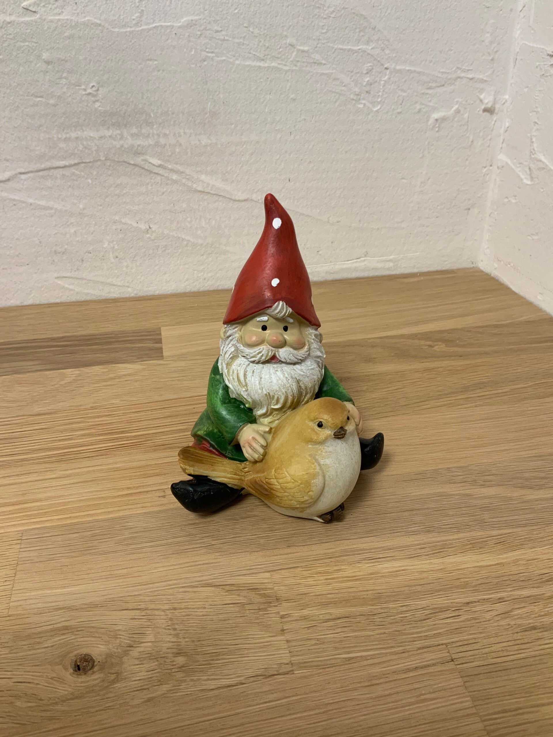 Nain de jardin avec oiseau