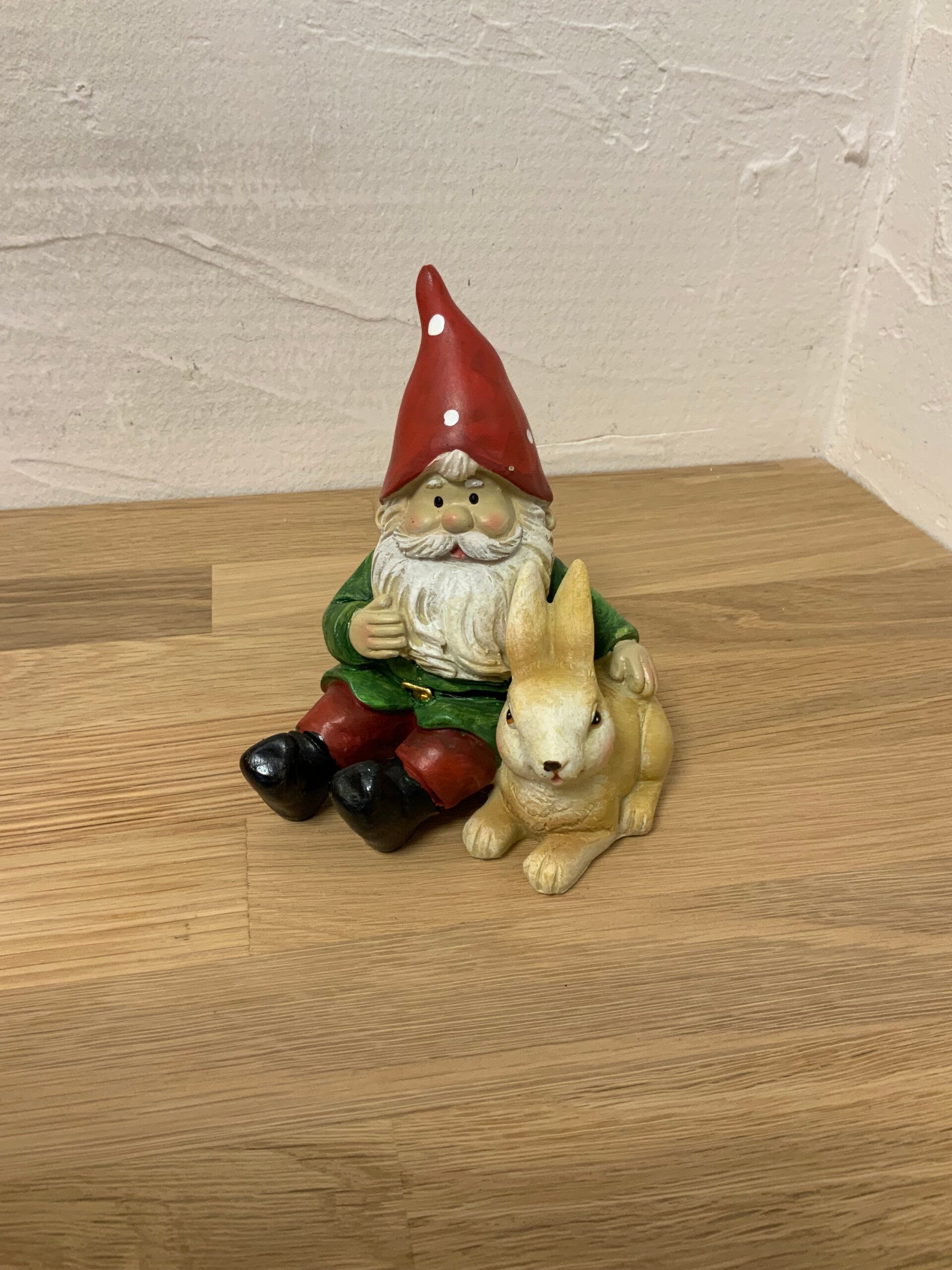 Nain de jardin avec lapin