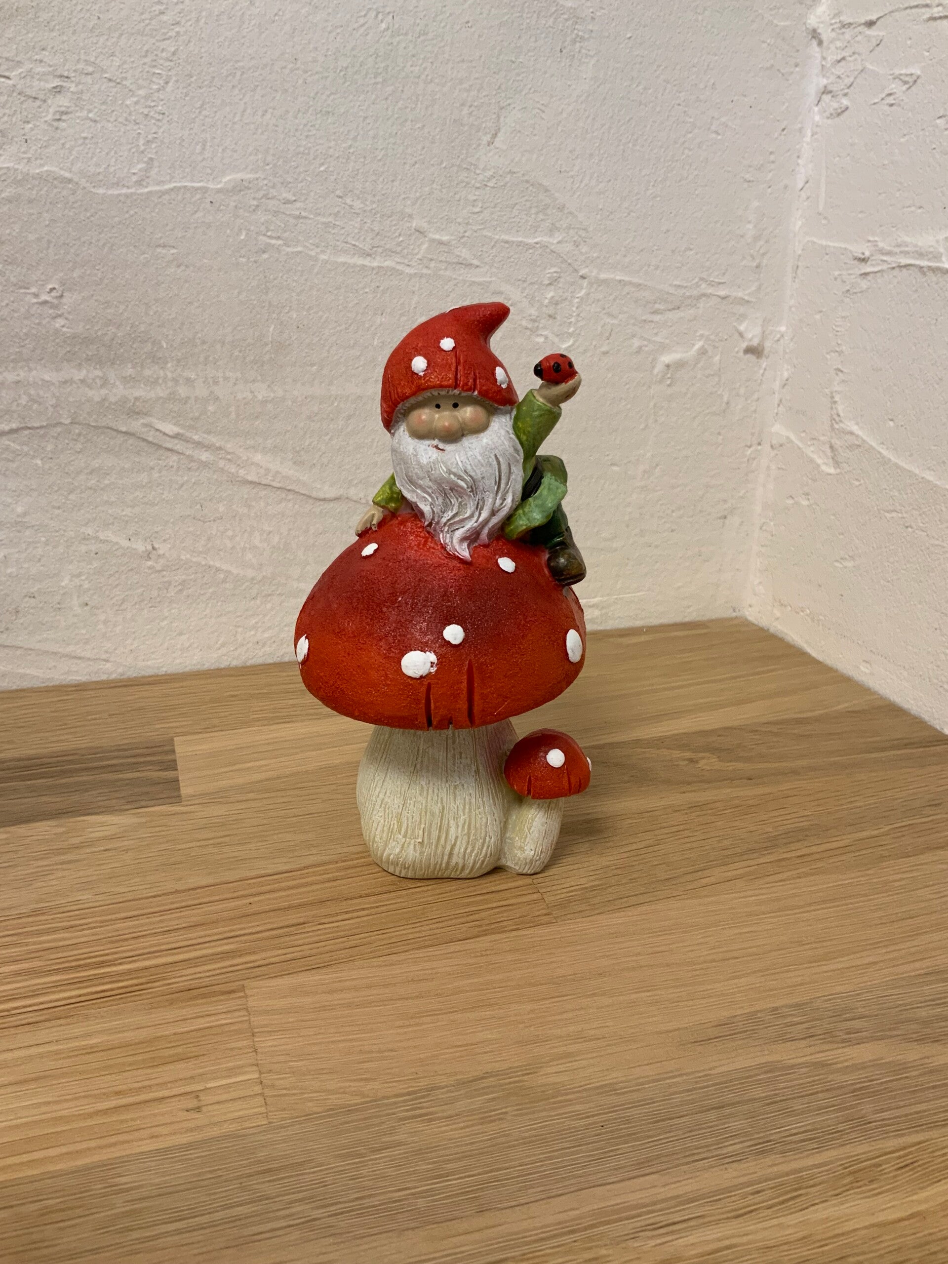 Nain de jardin sur son champignon (coccinelle)