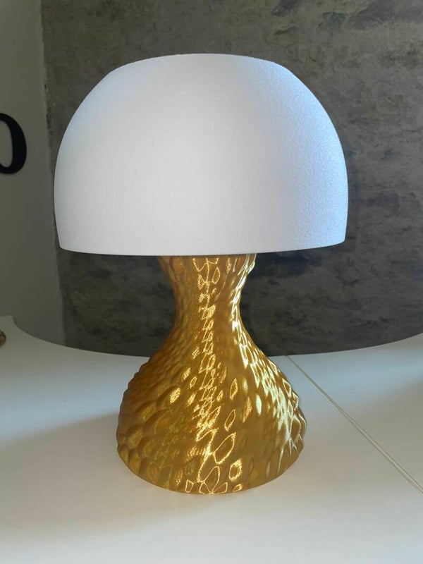 Lampe de table “GATO” – Design doré texturé, création artisanale imprimée en 3D