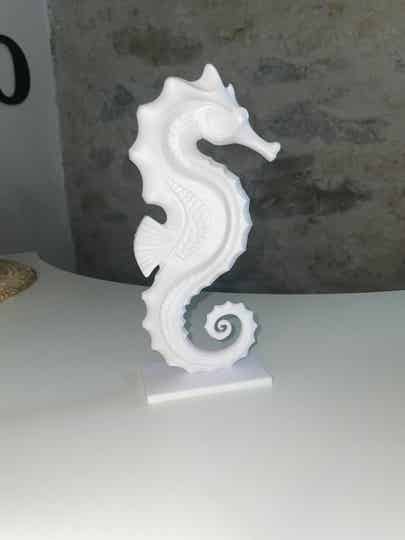 Sculpture “Hexa” Hippocampe – Design marin moderne blanc, création 3D artisanale