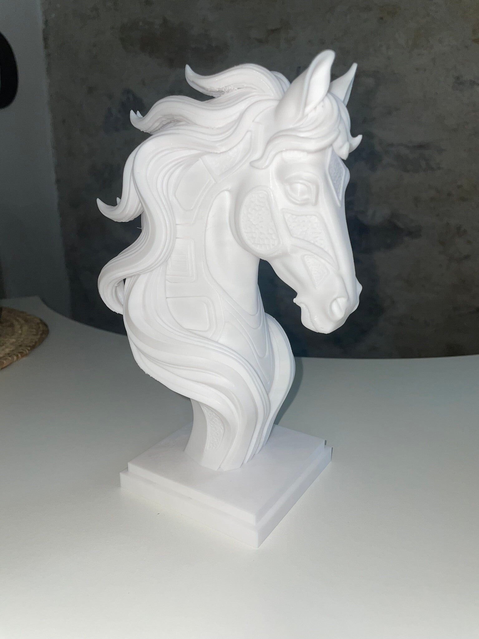 Sculpture “Hexa” – Tête de cheval moderne blanche, création design imprimée en 3D