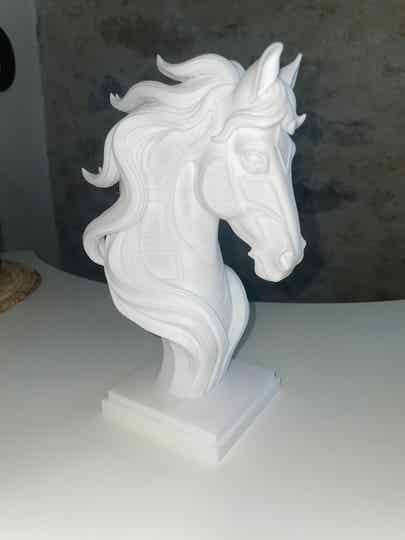 Sculpture “Hexa” – Tête de cheval moderne blanche, création design imprimée en 3D